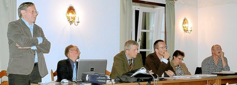 Diskutierten im Speicher des Bürgerzentrums Schulze Frenking mit den Bürgern über das Appelhülsener Trauerhallen-Projekt (v.l.): Gregor Antonius Deilmann, Söhnke Wilbrand, Thomas Höcker, Hartmut Rulle, Margarethe Große Wiesmann und Friedhelm Timpert.Fotos Diskutierten im Speicher des Bürgerzentrums Schulze Frenking mit den Bürgern über das Appelhülsener Trauerhallen-Projekt (v.l.): Gregor Antonius Deilmann, Söhnke Wilbrand, Thomas Höcker, Hartmut Rulle, Margarethe Große Wiesmann und Friedhelm Timpert.Fotos