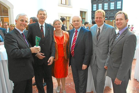 Trafen sich beim Empfang (v. l.): Bürgermeister Schneider, MdB Karl Schiewerling mit Ehefrau Mechthild, Fraktionsvorsitzender Kauder, Dr. Oelck und Dr. Grüner. Trafen sich beim Empfang (v. l.): Bürgermeister Schneider, MdB Karl Schiewerling mit Ehefrau Mechthild, Fraktionsvorsitzender Kauder, Dr. Oelck und Dr. Grüner.