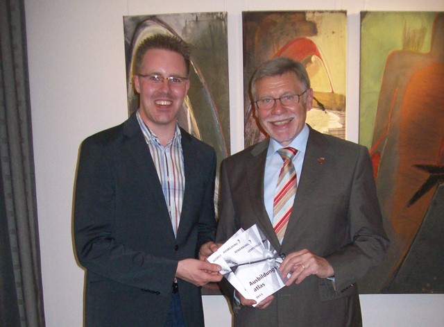 Der Kreisvorsitzende der Jungen Union Kreis Coesfeld, Christoph Wäsker, übergibt die ersten Exemplare des Ausbildungsatlas 2013 an Landrat Konrad Püning Der Kreisvorsitzende der Jungen Union Kreis Coesfeld, Christoph Wäsker, übergibt die ersten Exemplare des Ausbildungsatlas 2013 an Landrat Konrad Püning