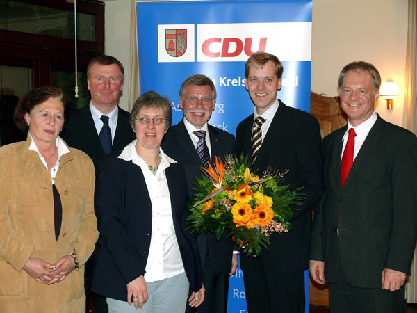 Vorstandsmitglieder und Gäste der CDU blicken der Wahl 2009 zuversichtlich entgegen (v. l.): Martina Heiming, Markus Klaus, Margarete Große Wiesmann, Konrad Püning, Christian Schulze Pellengahr und Werner Jostmeier. (Foto: Ludger Warnke) Vorstandsmitglieder und Gäste der CDU blicken der Wahl 2009 zuversichtlich entgegen (v. l.): Martina Heiming, Markus Klaus, Margarete Große Wiesmann, Konrad Püning, Christian Schulze Pellengahr und Werner Jostmeier. (Foto: Ludger Warnke)