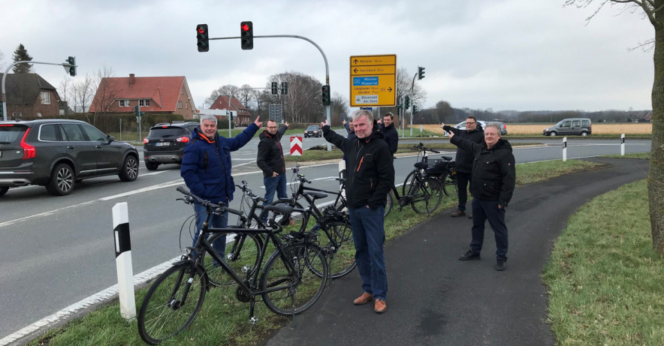 Mitglieder der CDU-Ortsunion Appelhülsen und Bösensell trafen sich an der L551 zum Ortstermin.