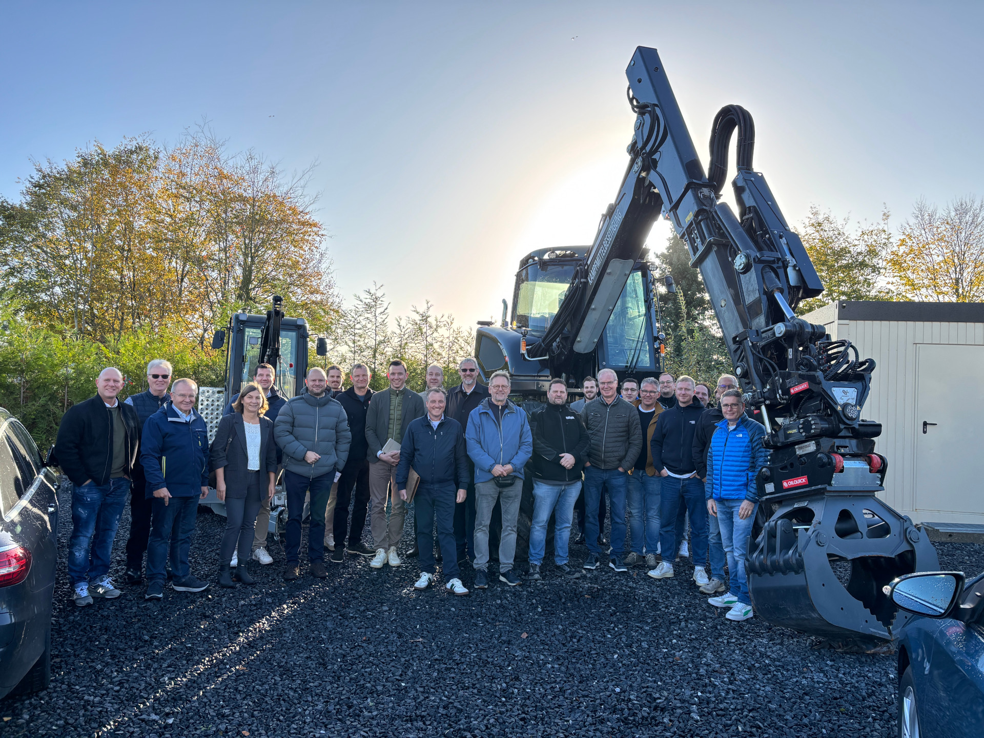 Beim CDU-Unternehmerfrhstck fhrte Geschftsfhrer Hendrik Nolte (6. v. l.) die Teilnehmer durch sein Unternehmen und stellte das Leistungsspektrum von Nolte Services vor.