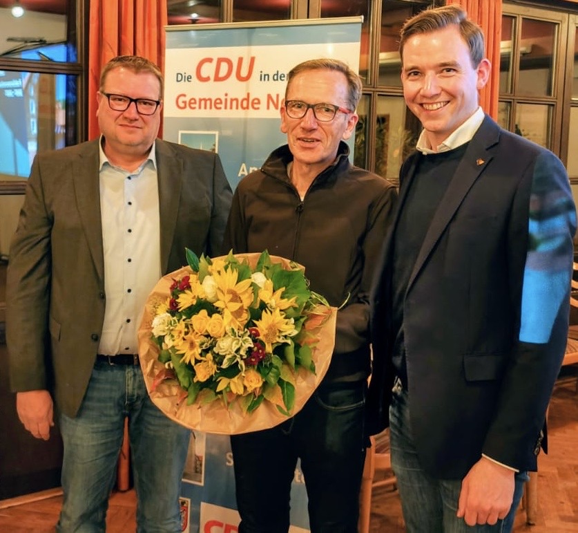 Marco Upmann (l.) und Dr. Julian Allendorf (r.) danken Hartmut Rulle (Mitte) fr 18 Jahre engagierte Arbeit als Vorsitzender der CDU-Ratsfraktion Nottuln.