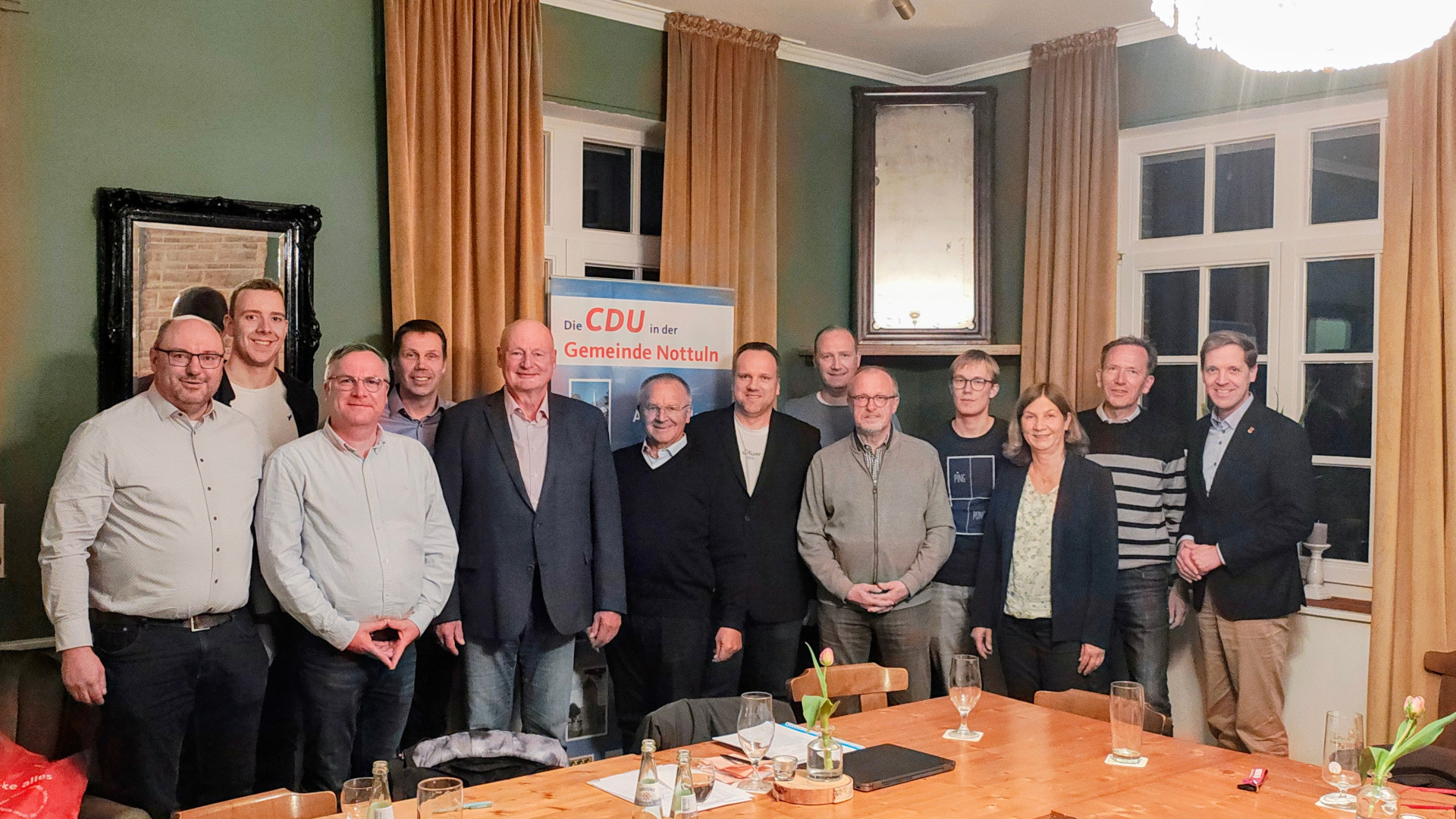 Freuen sich auf die zuk�nftige Zusammenarbeit f�r die CDU in Darup: Vorstandsmitglieder der CDU-Ortsunion mit ihrem neuen Vorsitzenden Dr. Jochen Sch�bbe (5. v. l.), dem scheidenden Vorsitzenden Benedikt Wessling (links), ihren G�sten und Jubilaren.