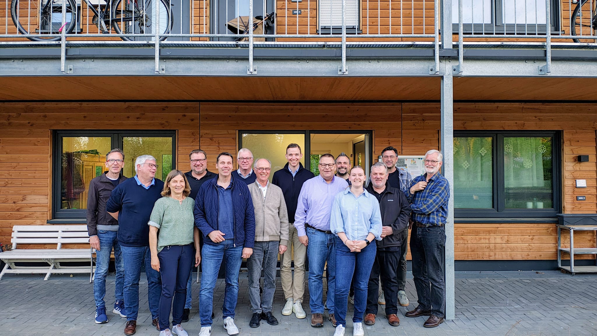Mitglieder der CDU Nottuln im Austausch mit der Initiative �Miteinander in Appelh�lsen� vor der Fl�chtlingsunterkunft an der Bahnhofstra�e in Appelh�lsen.
